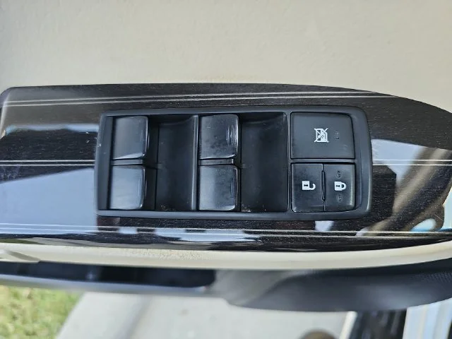 Used 2021 White Lexus 460 image 29