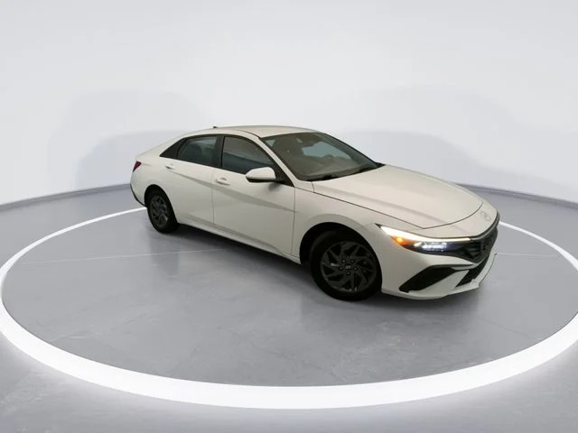 Used 2024 White Hyundai SEL image 8