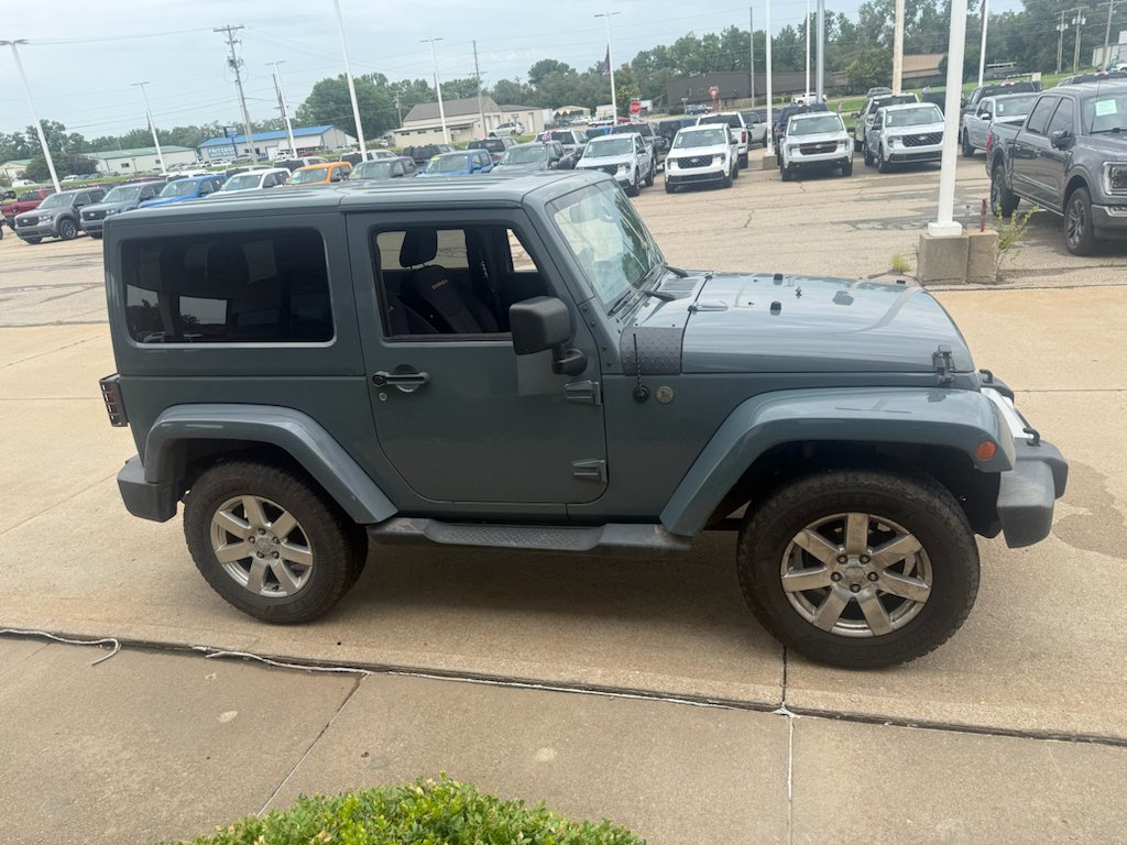 Used 2014 Blue Jeep Sahara image 9