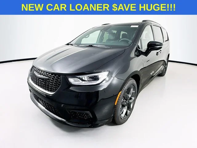 New 2026 Diamond Black Crystal Pearl-Coat Exterior Paint Chrysler Limited image 3