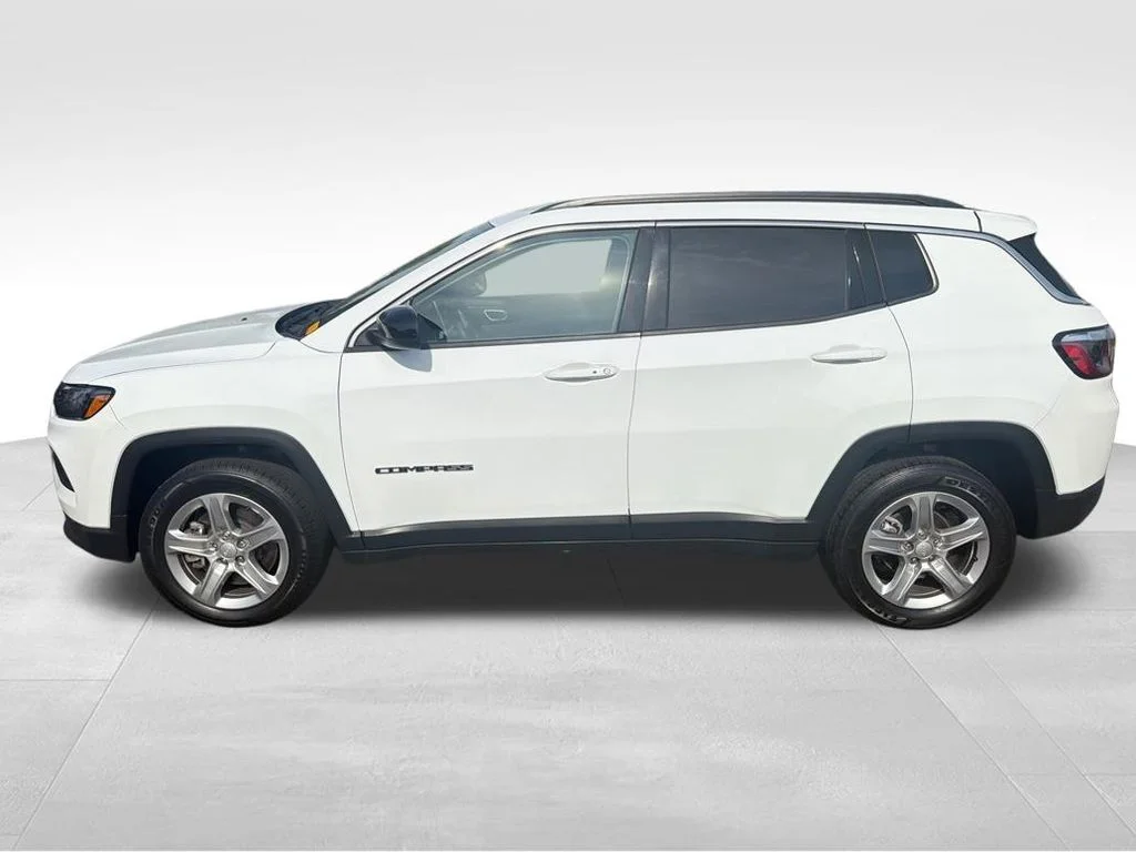 Used 2024 White/off-white Jeep Latitude image 10