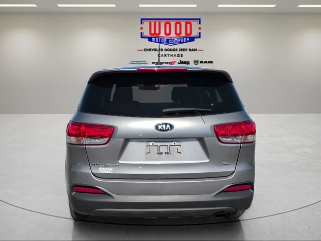 Used 2017 Titanium Silver Kia L image 4