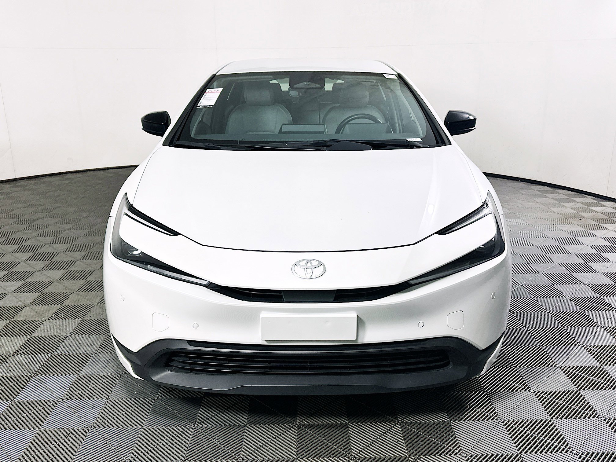Used 2023 Pearl Toyota LE image 8