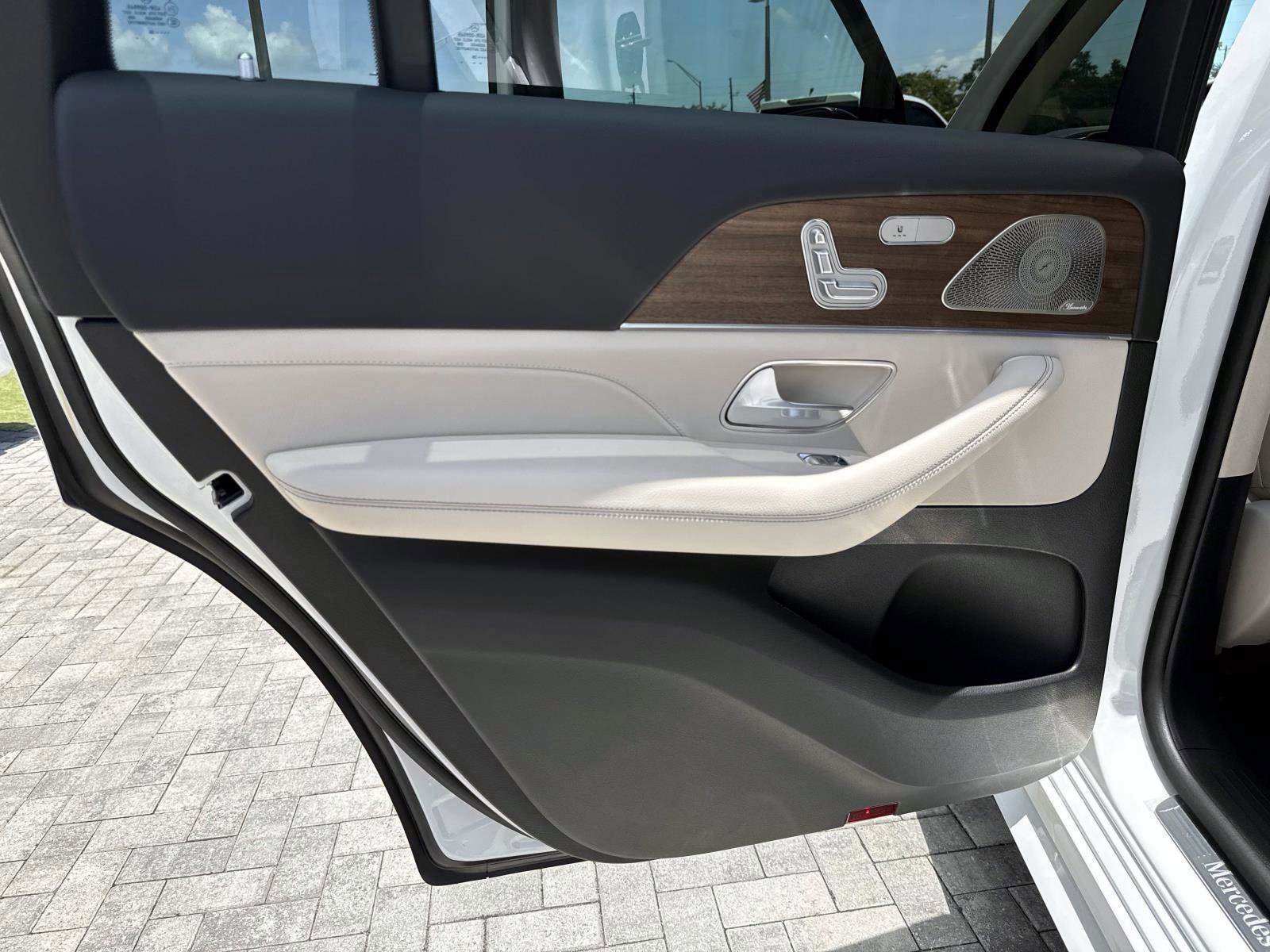 New 2026 Polar White Mercedes-Benz 450 4MATIC® SUV image 12