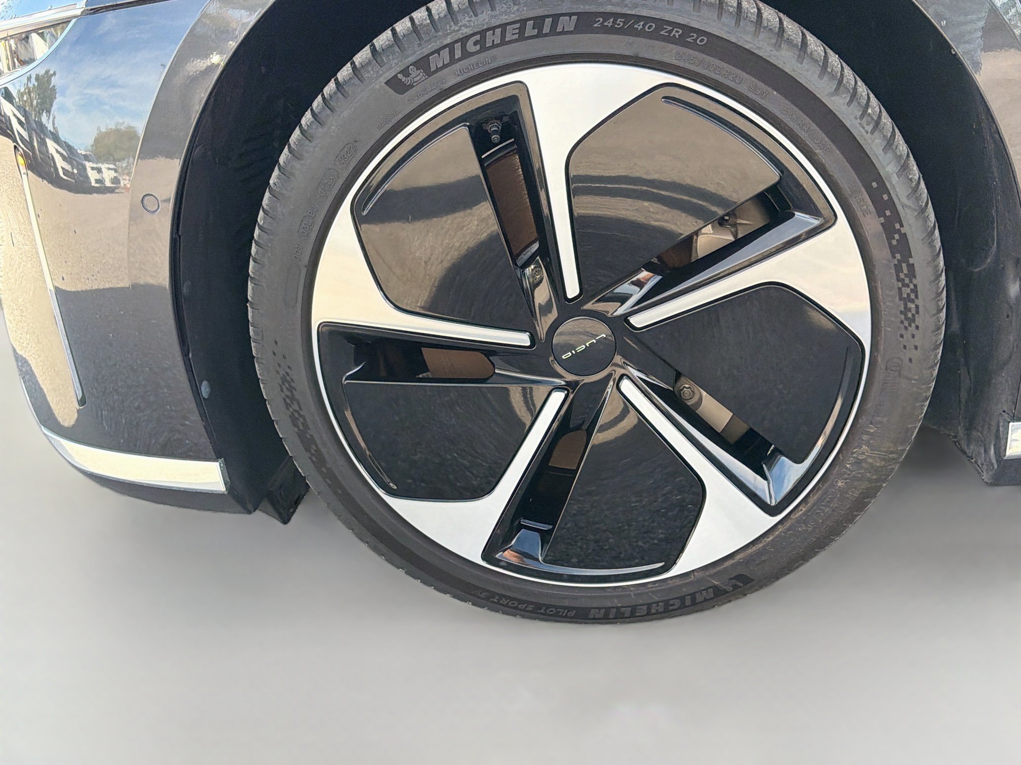 Used 2024 Quantum Gray Metallic Lucid Touring image 40
