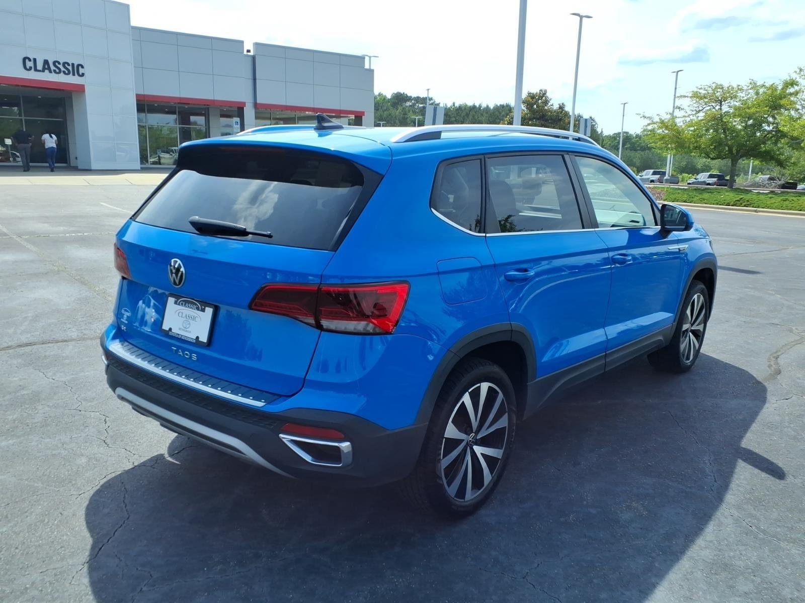 Used 2022 Cornflower Blue Volkswagen SE image 2