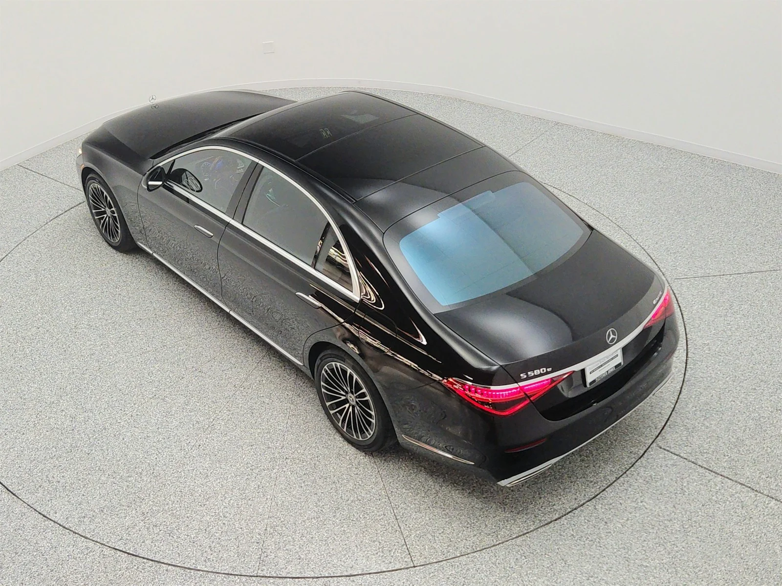 Used 2023 Obsidian Black Mercedes-Benz S 580e 4MATIC® Sedan image 28