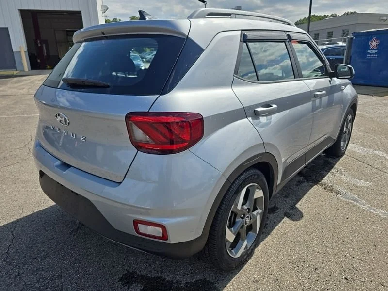 Used 2022 Silver Hyundai SEL image 8
