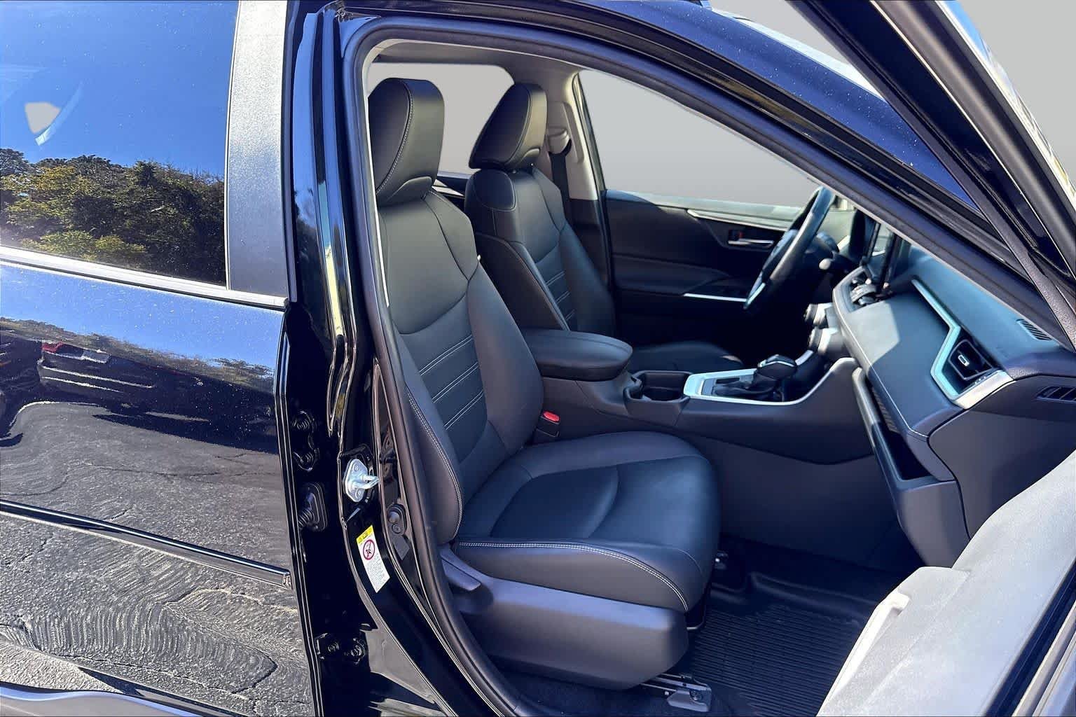 Used 2019 Midnight Black Metallic Toyota XLE Premium image 9