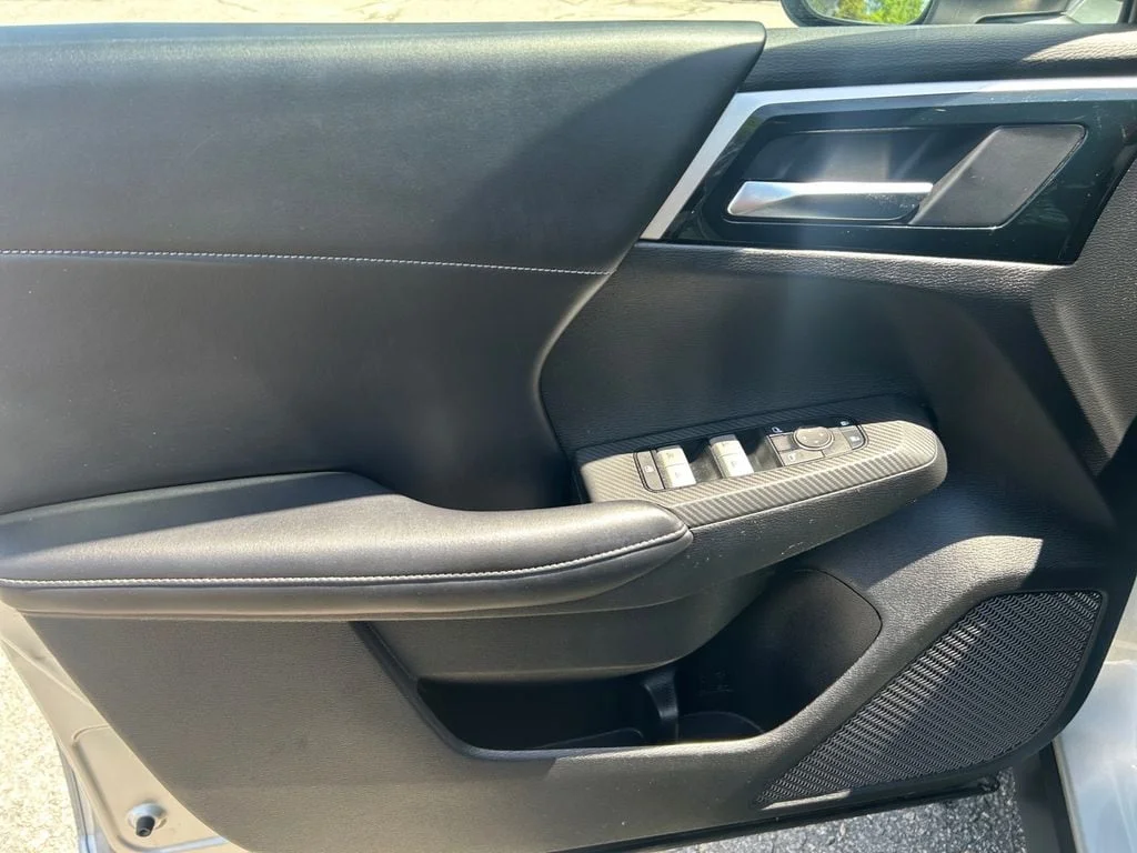 Used 2022 Alloy Silver Mitsubishi  image 22