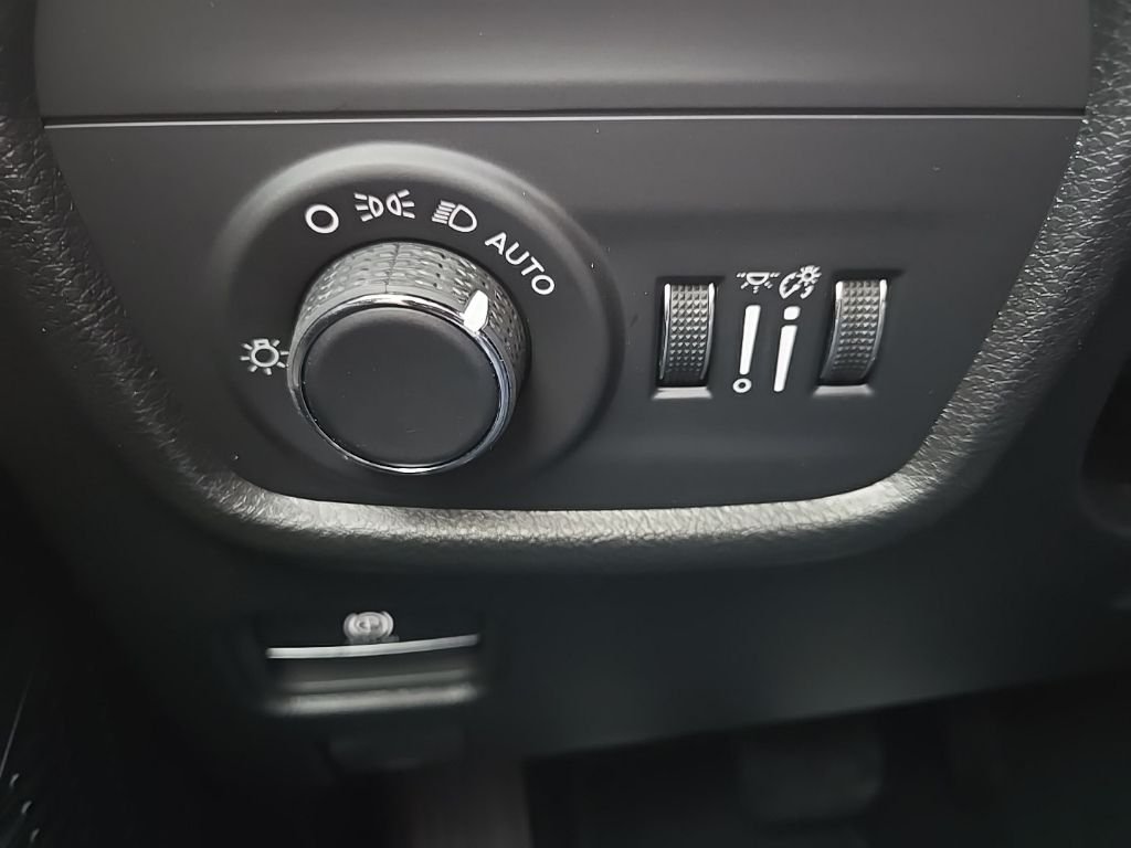 New 2026 Bright White Clear-Coat Exterior Paint Jeep Altitude image 45