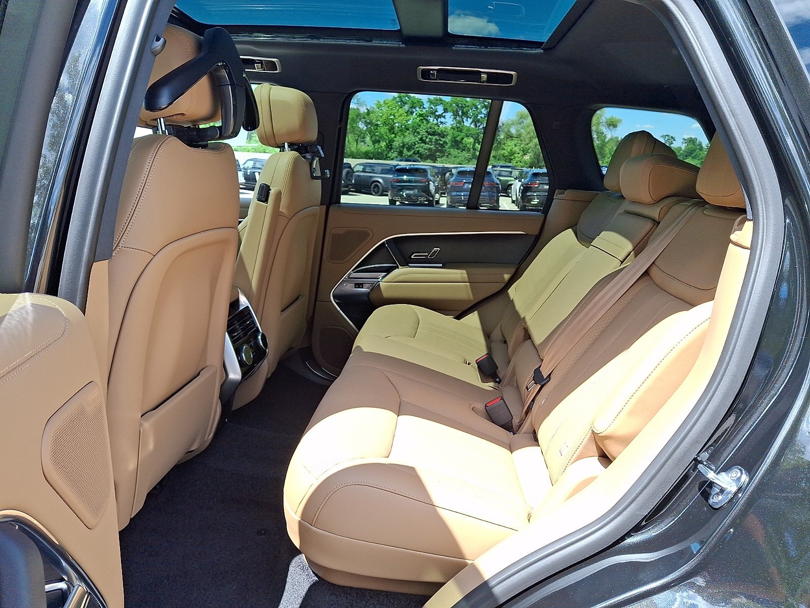 New 2026 Santorini Black LAND ROVER SE image 5