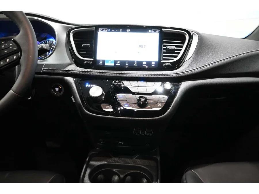 2024 Chrysler Pacifica Touring L - Photo 23