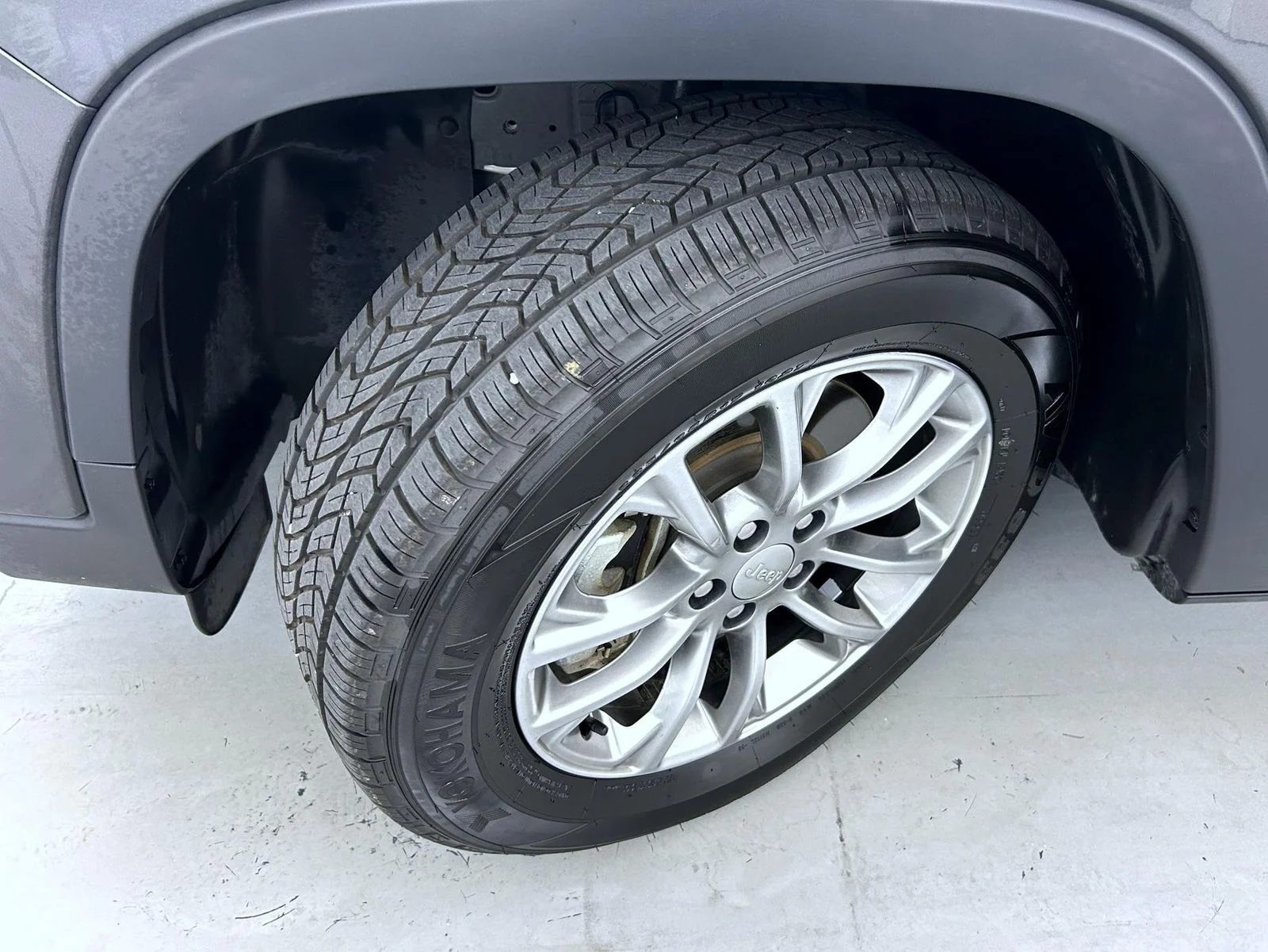 Used 2022 Gray Jeep Latitude Lux image 23