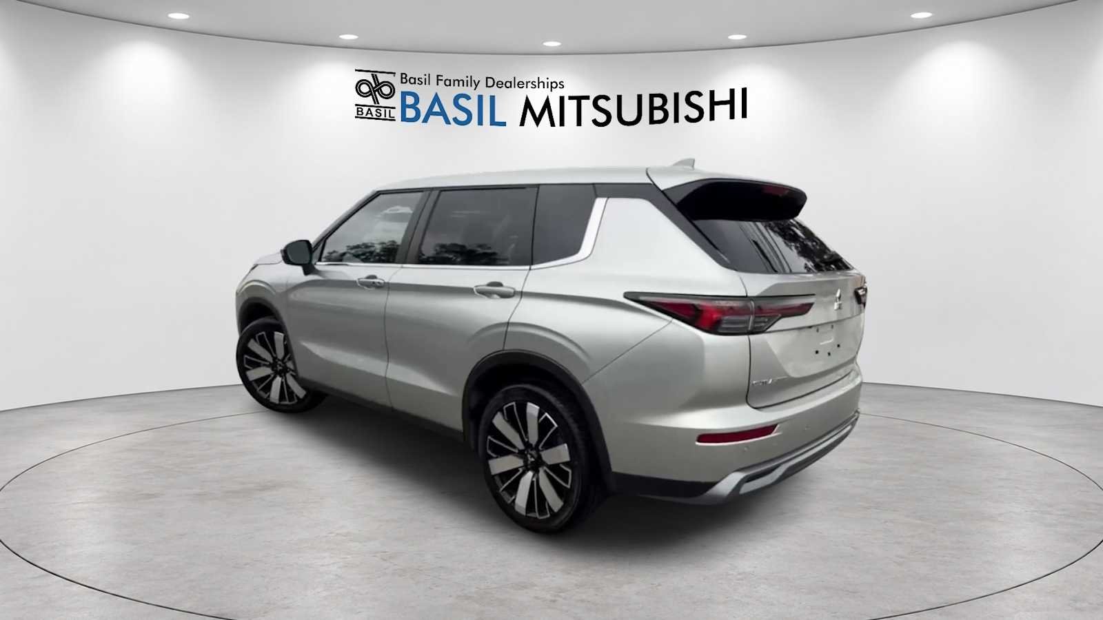 Used 2025 Alloy Silver Metallic Mitsubishi SE image 5