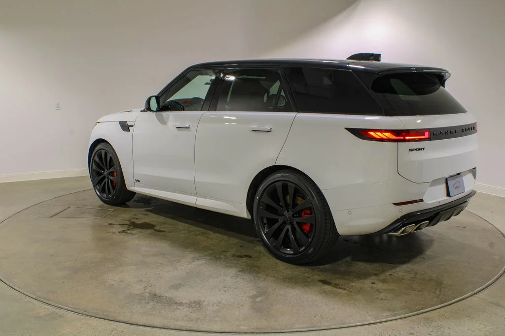 New 2026 Fuji White Land Rover Dynamic SE P530 V8 image 3