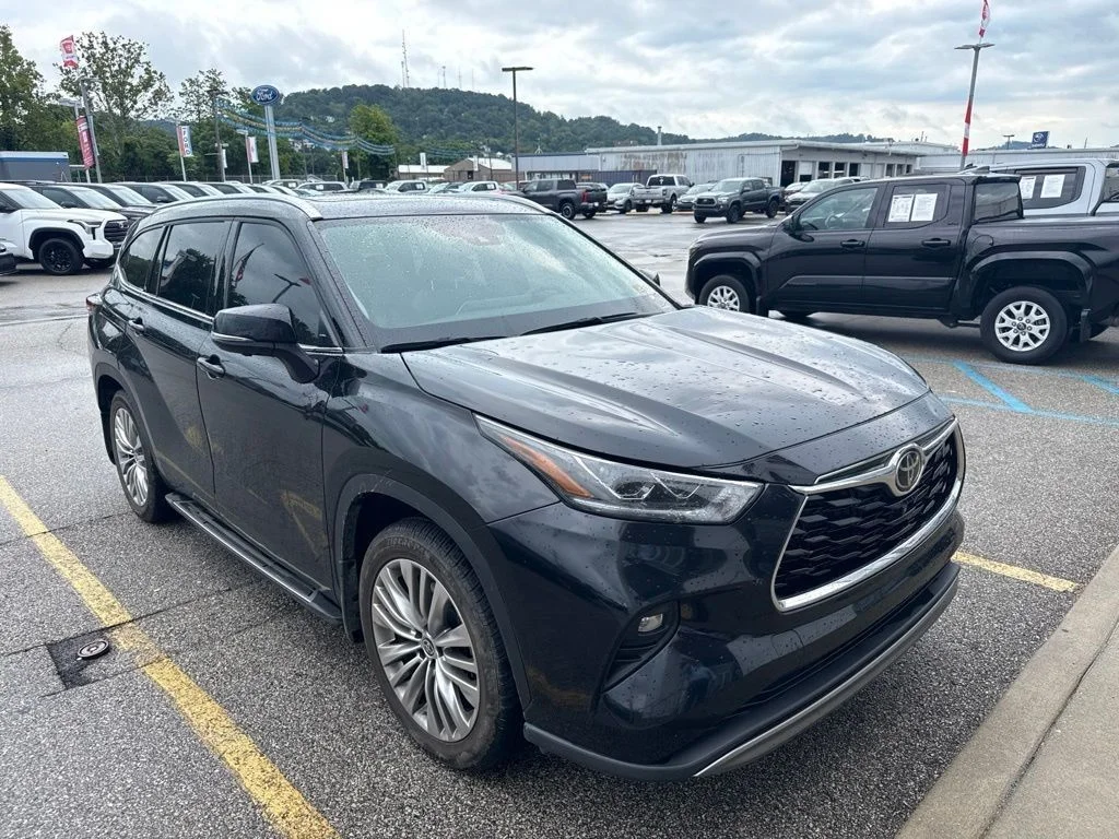 Used 2025 Black Toyota Platinum image 37