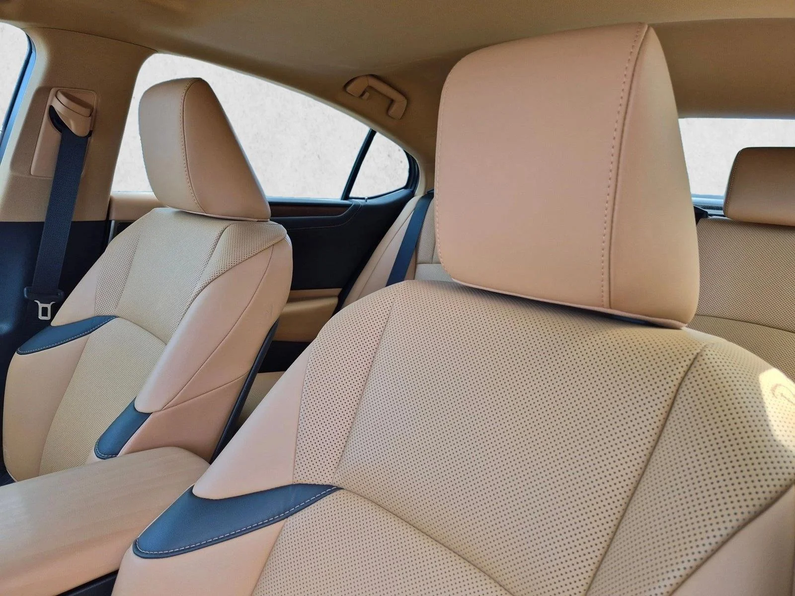 Certified Used 2022 Eminent White Pearl Lexus ES 300h image 4