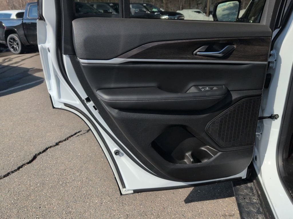 New 2025 Bright White Clear-Coat Exterior Paint Jeep Limited image 22