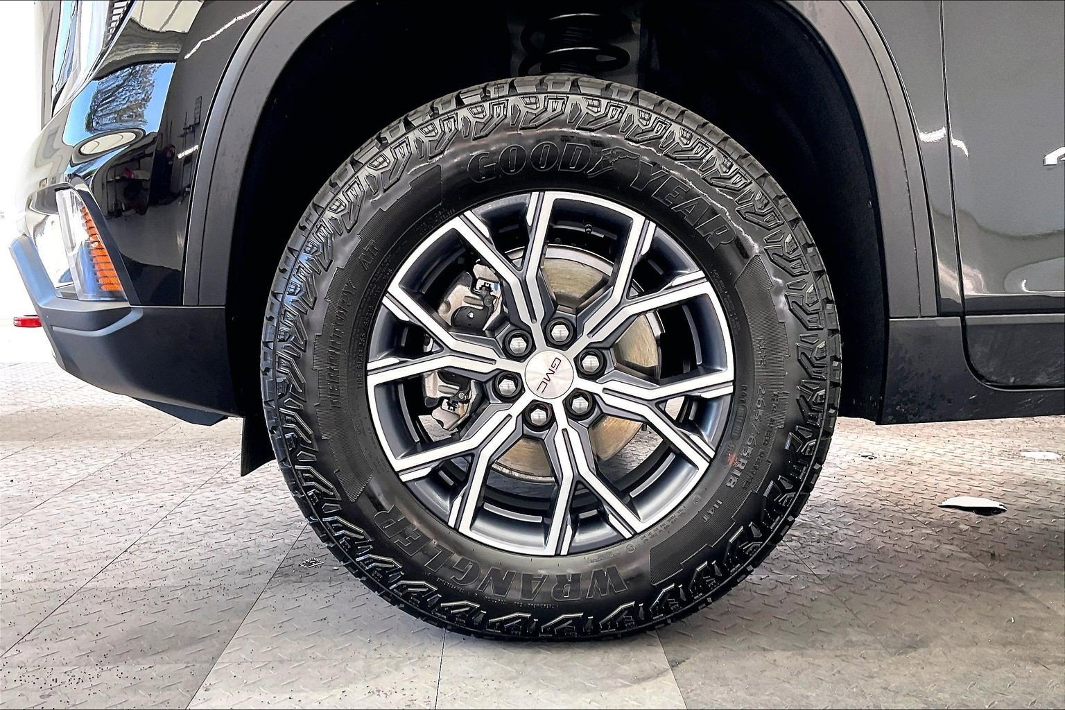 2026 GMC Acadia AT4 - Photo 8