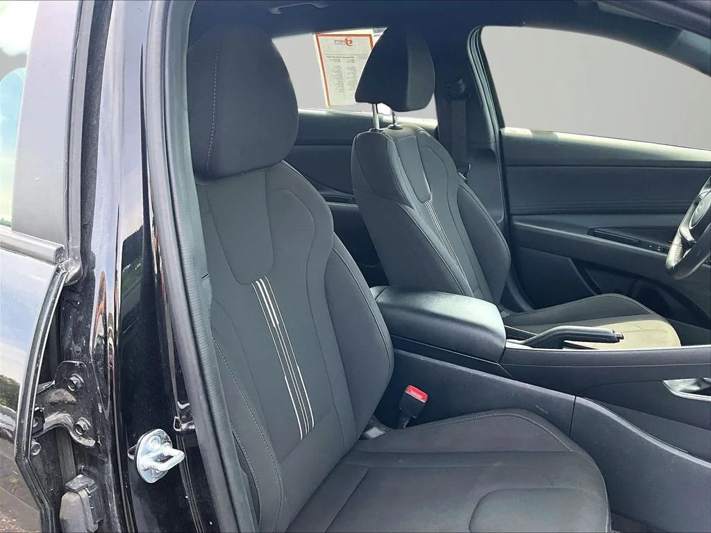 Used 2025 Black Hyundai SEL Sport image 7