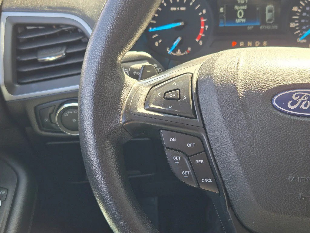 Used 2019 Gray Ford SE image 24