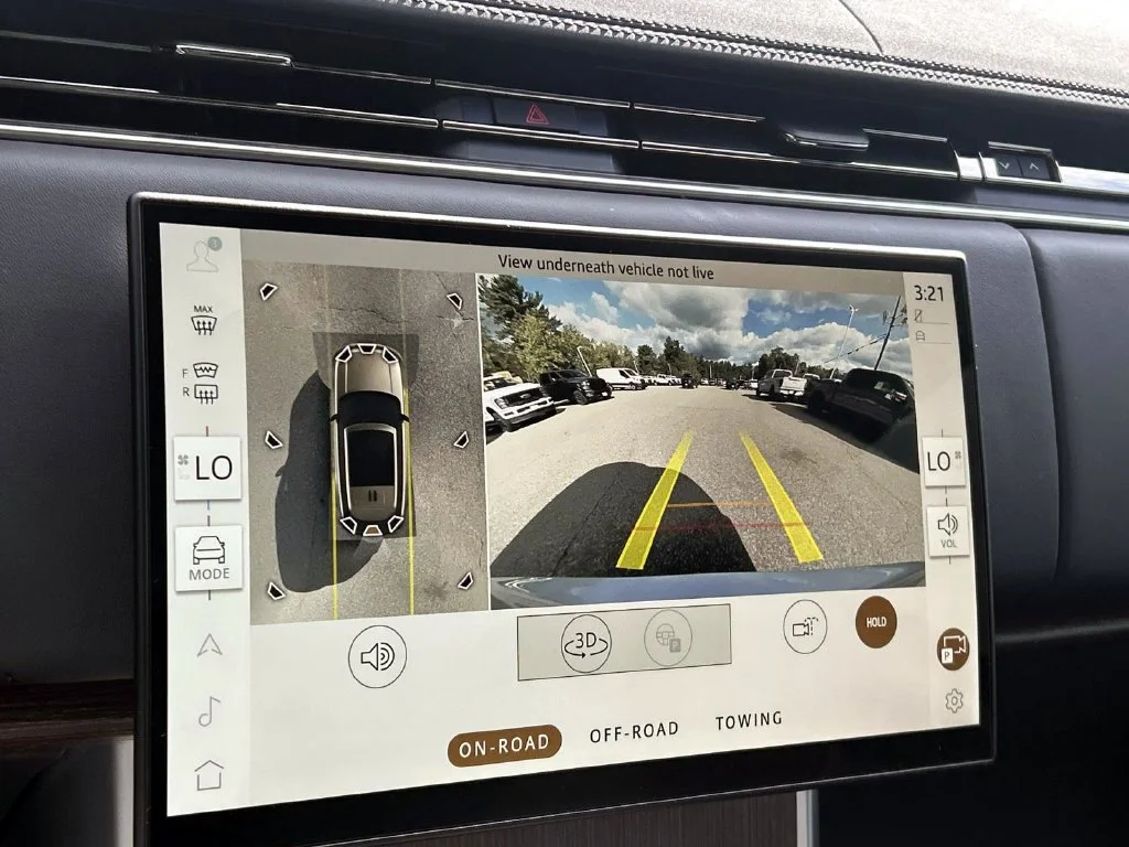 Used 2025  Land Rover SE image 27