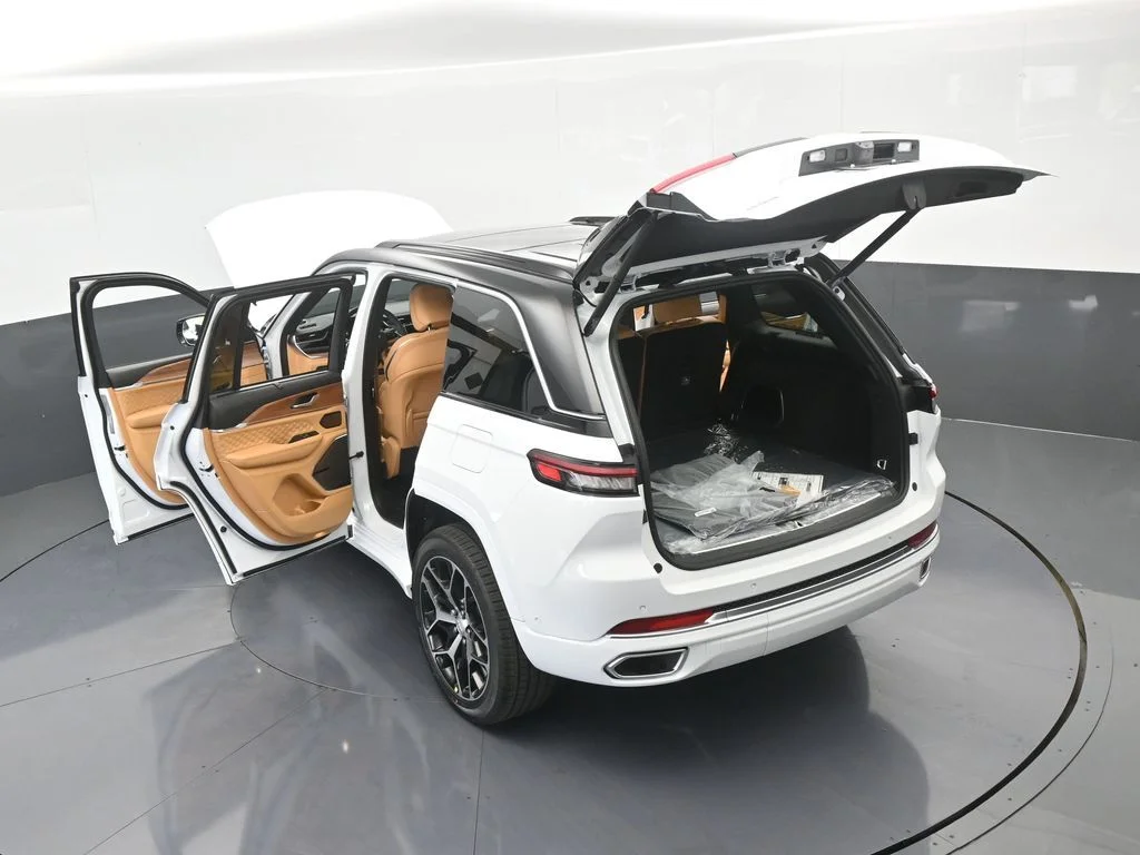 New 2025 Bright White Clear-Coat Exterior Paint Jeep Summit Reserve image 71