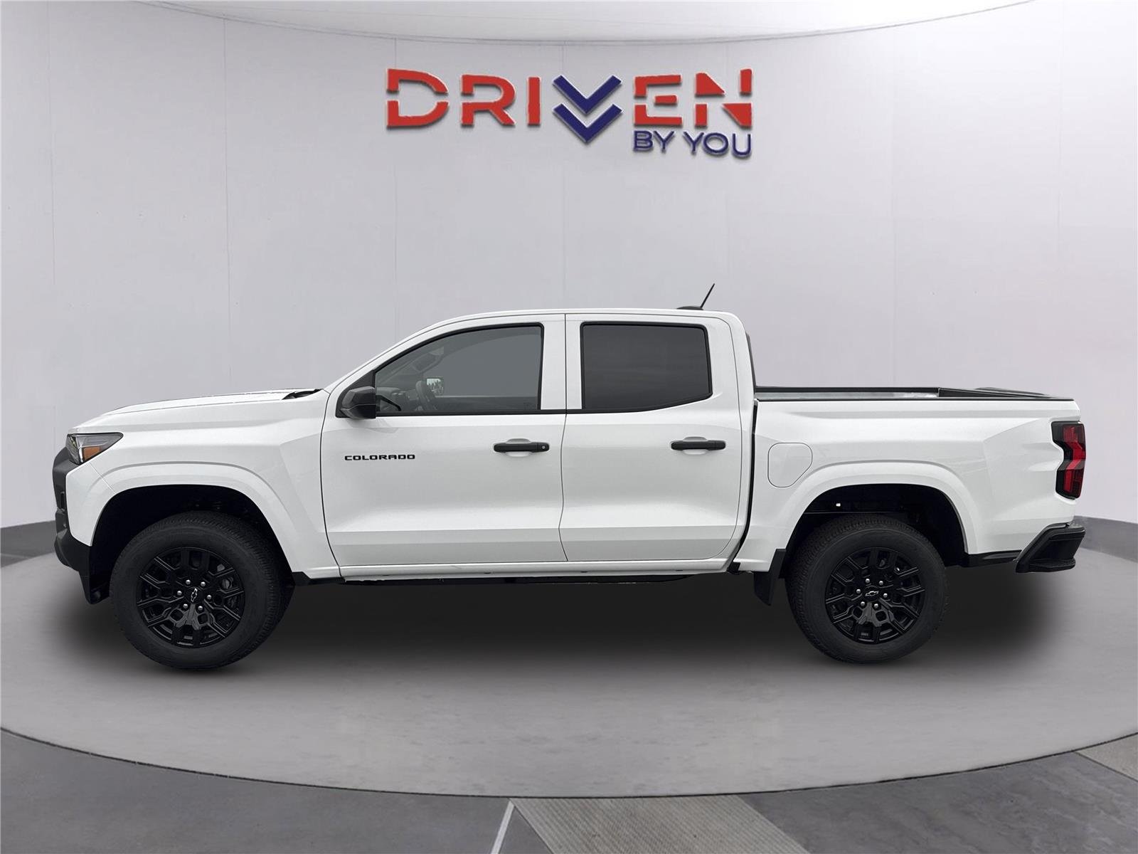 New 2026 Summit White Chevrolet WT image 7