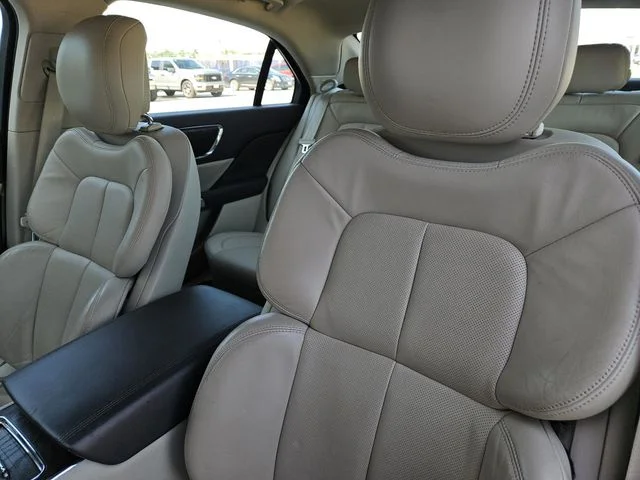 Used 2017 Sapphire Blue Metallic Lincoln Select image 23