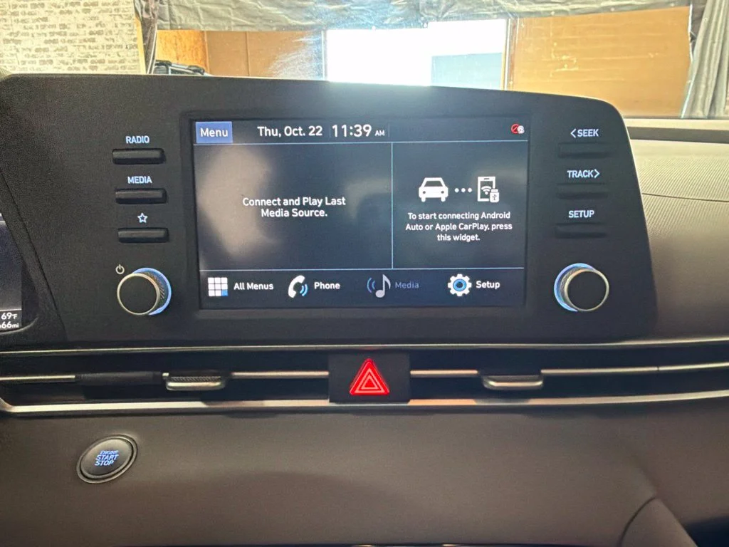 Used 2021 Phantom Black Hyundai SEL image 23