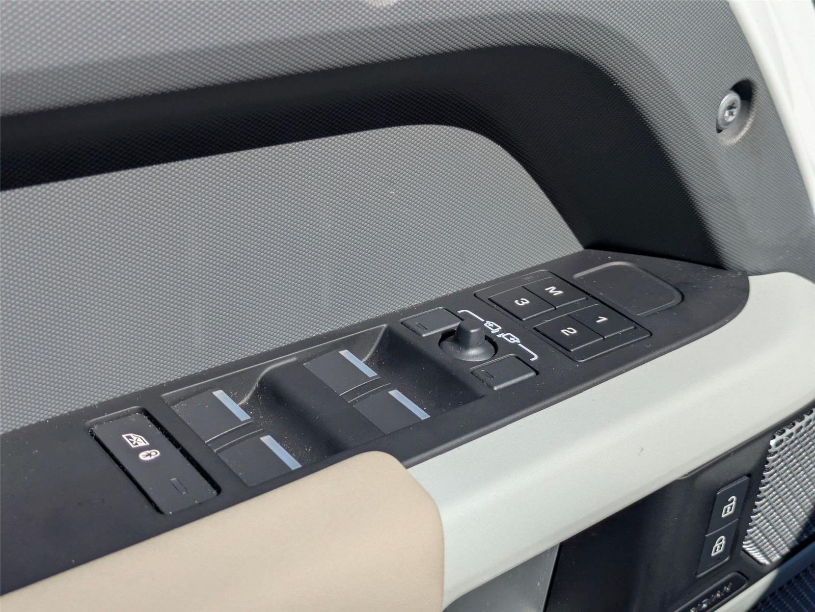Used 2024 Fuji White Land Rover S image 12