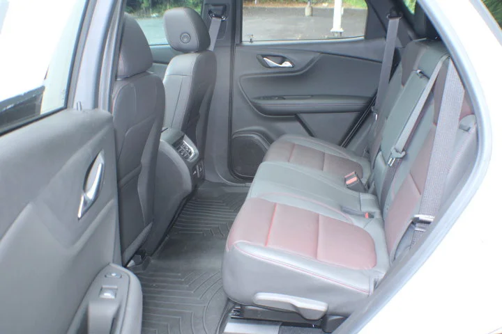 Used 2023 Iridescent Pearl Tricoat Chevrolet RS image 17