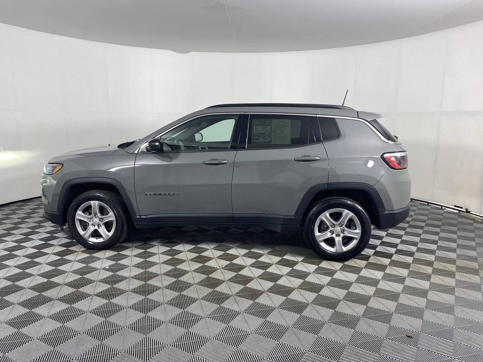 Used 2023 Sting-Gray Clearcoat Jeep Latitude image 4