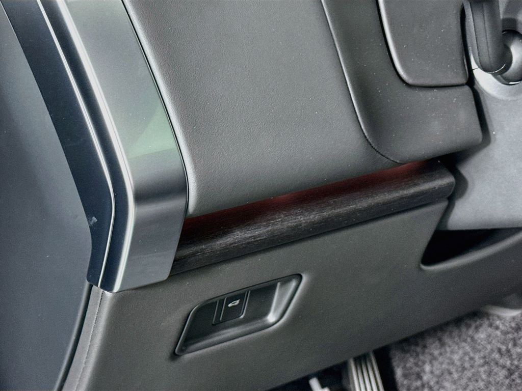 New 2026 Santorini Black Land Rover SE image 11