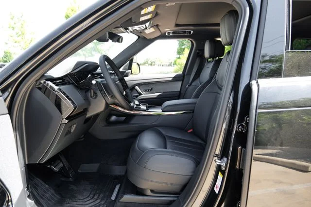 New 2026 Santorini Black Land Rover Dynamic SE image 4