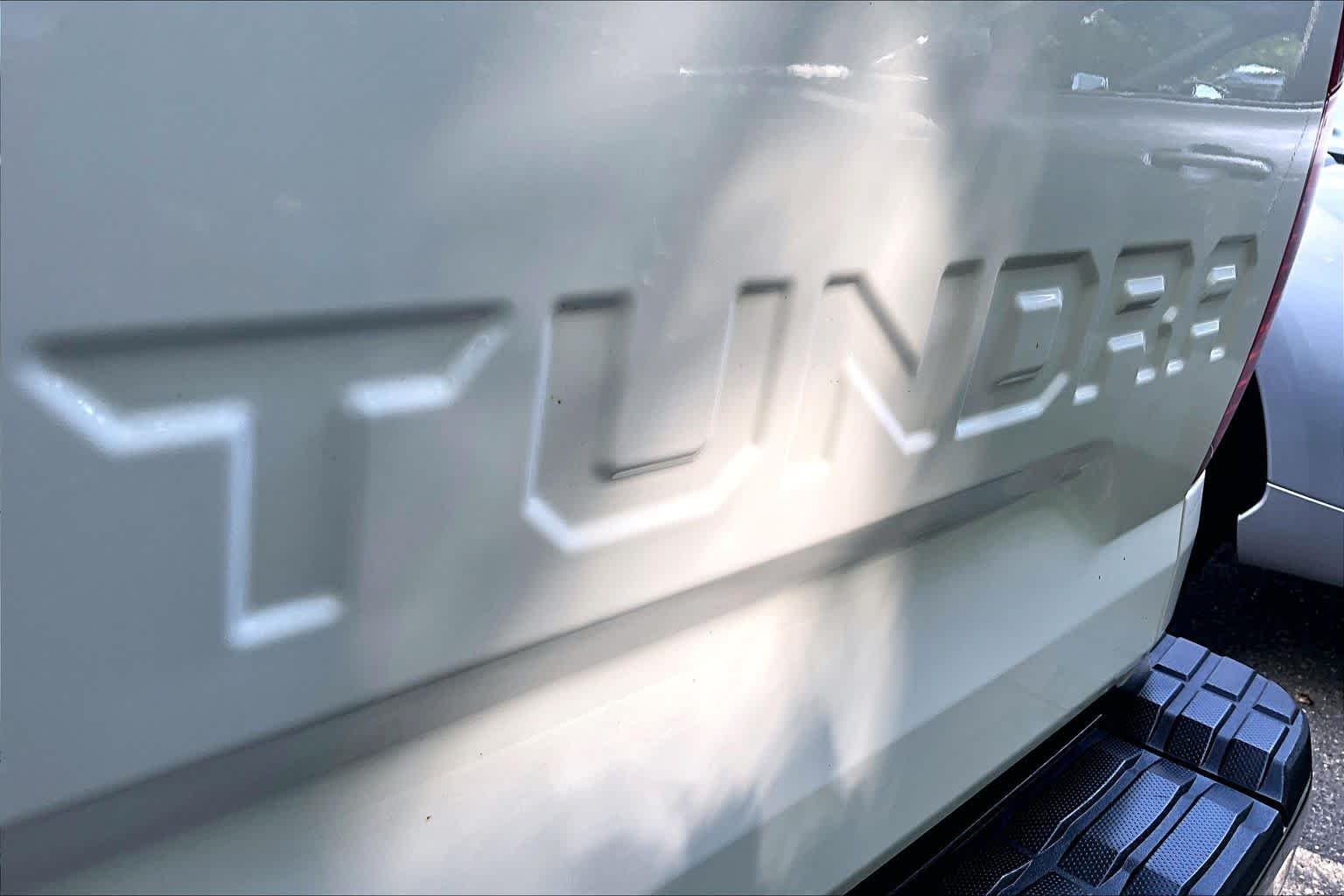 Used 2015 Super White Toyota SR5 image 9