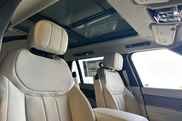 New 2026 Obsidian Black in Gloss Finish Land Rover SE image 15