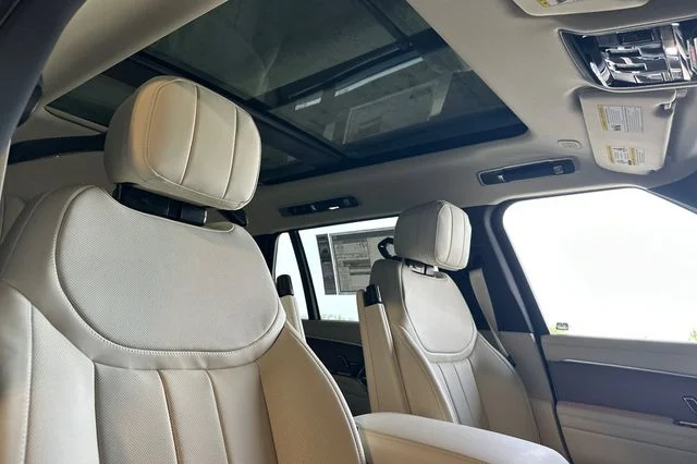 New 2026 Obsidian Black in Gloss Finish Land Rover SE image 15