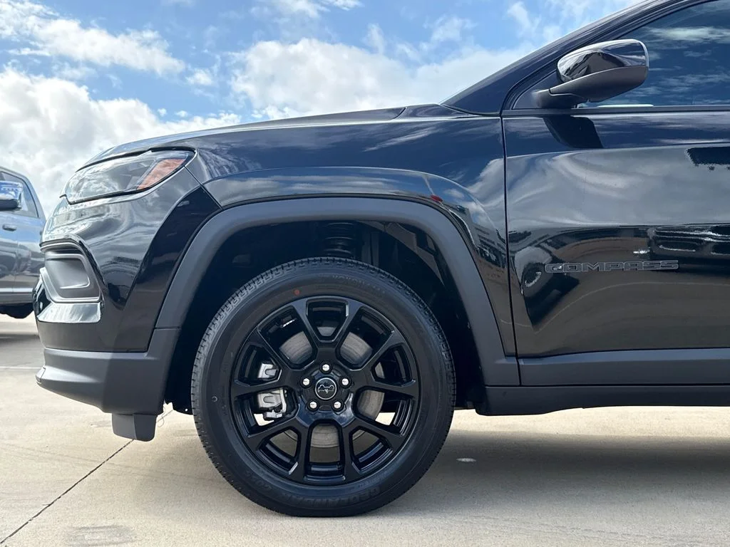 New 2026 Diamond Black Crystal Pearl-Coat Exterior Paint Jeep Latitude image 5