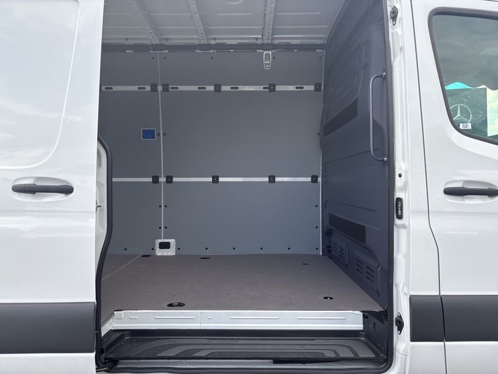 Used 2024 White Mercedes-Benz Cargo 170 WB image 19
