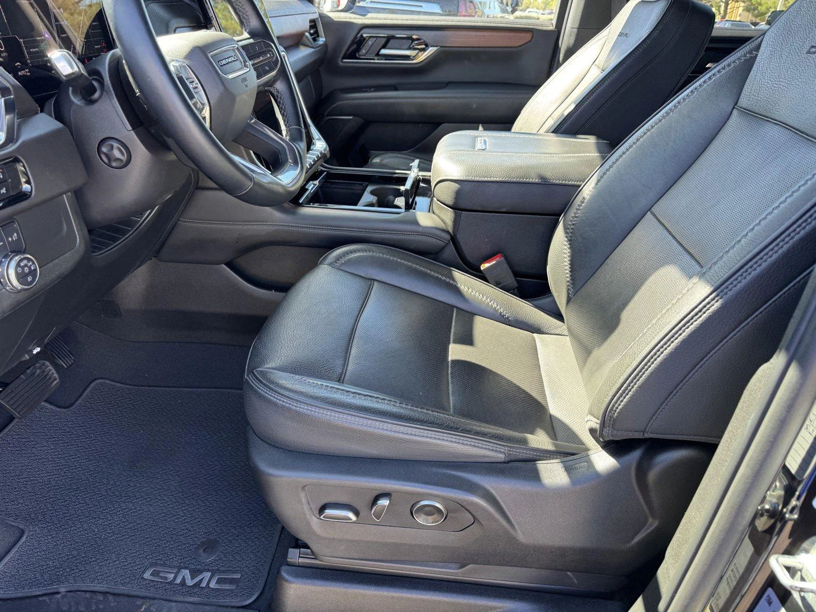 Used 2025 Onyx Black GMC Denali image 18