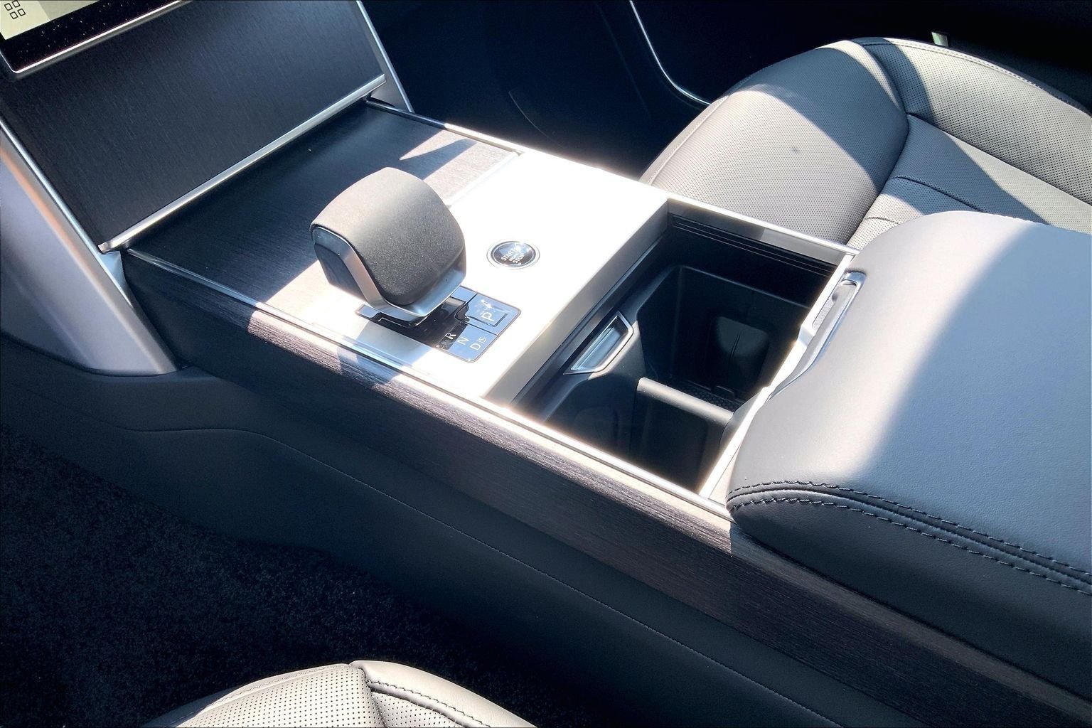 New 2026 Fuji White Land Rover SE 7 Seats image 7