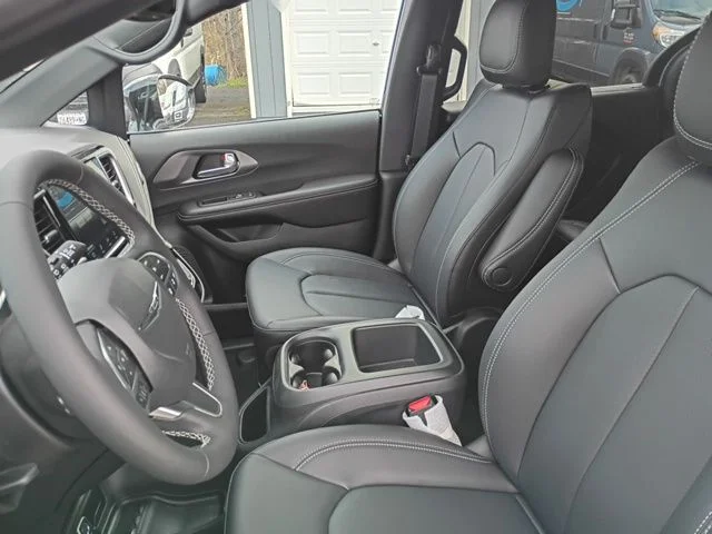New 2026 Bright White Clear-Coat Exterior Paint Chrysler Select image 18