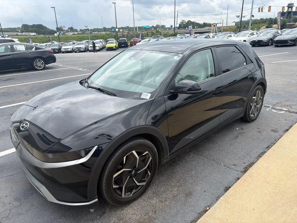 Used 2022 Black Hyundai SEL image 2