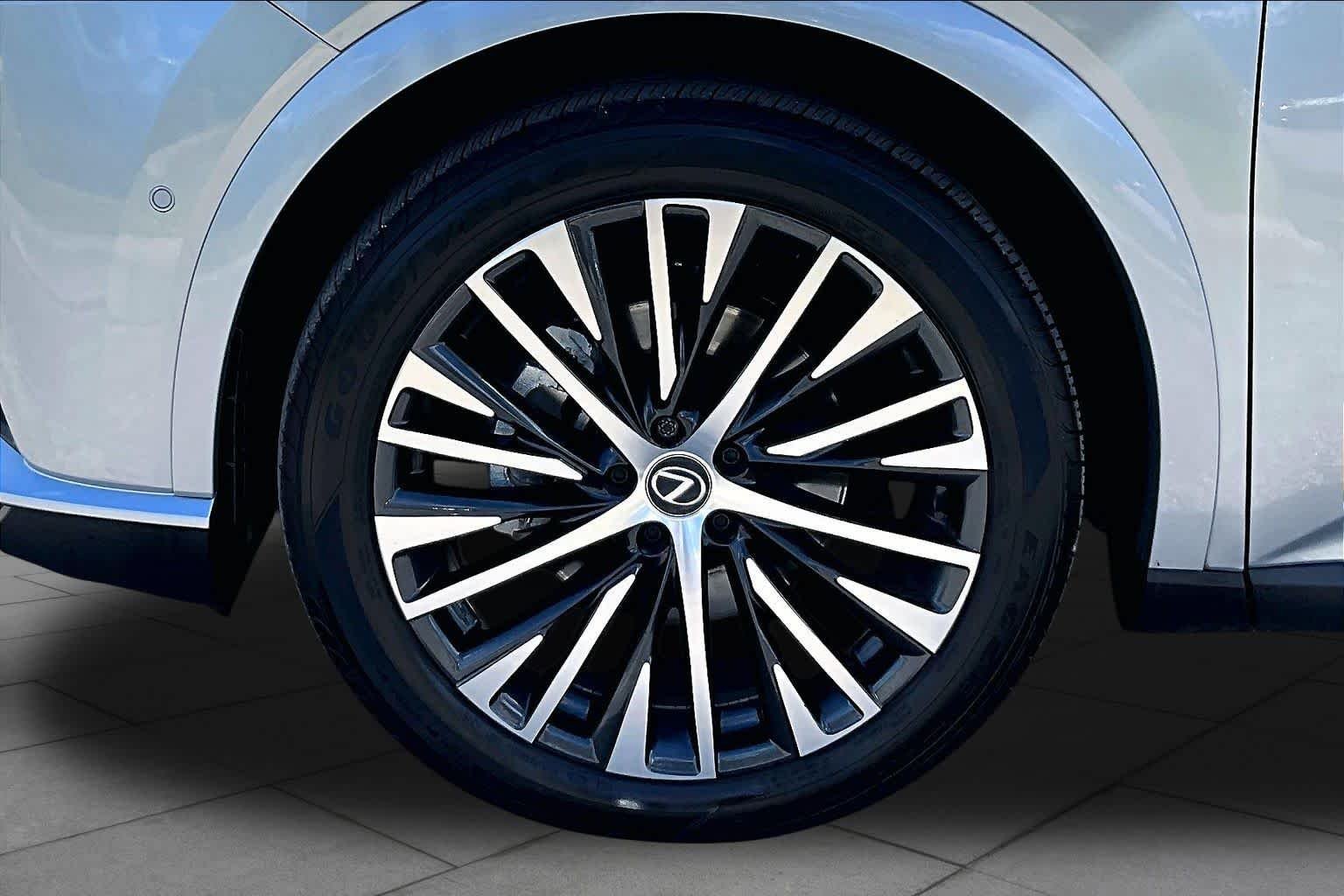 Used 2024 Iridium Lexus Premium Plus image 11