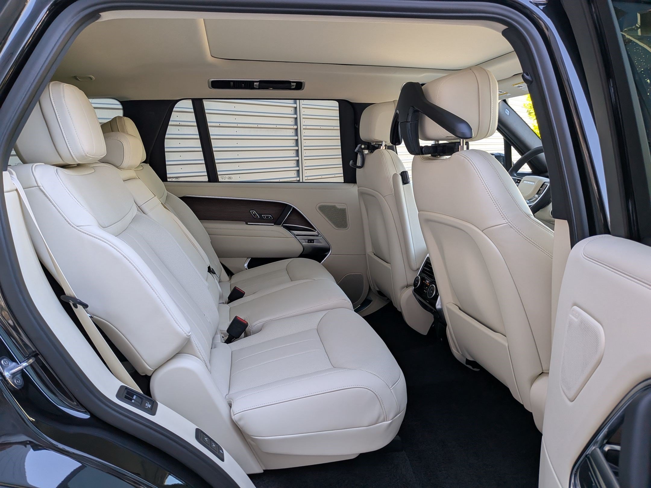 New 2026 Santorini Black Land Rover P400 SE 7 Seat image 29