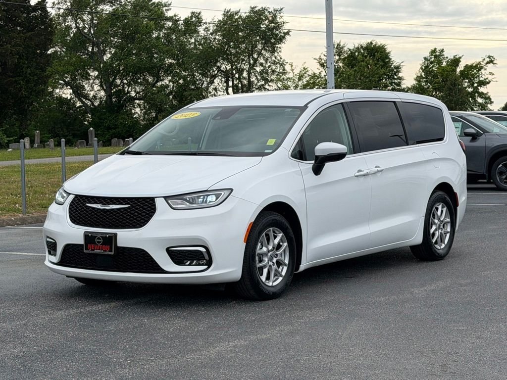 Used 2023 White Chrysler Touring L image 9