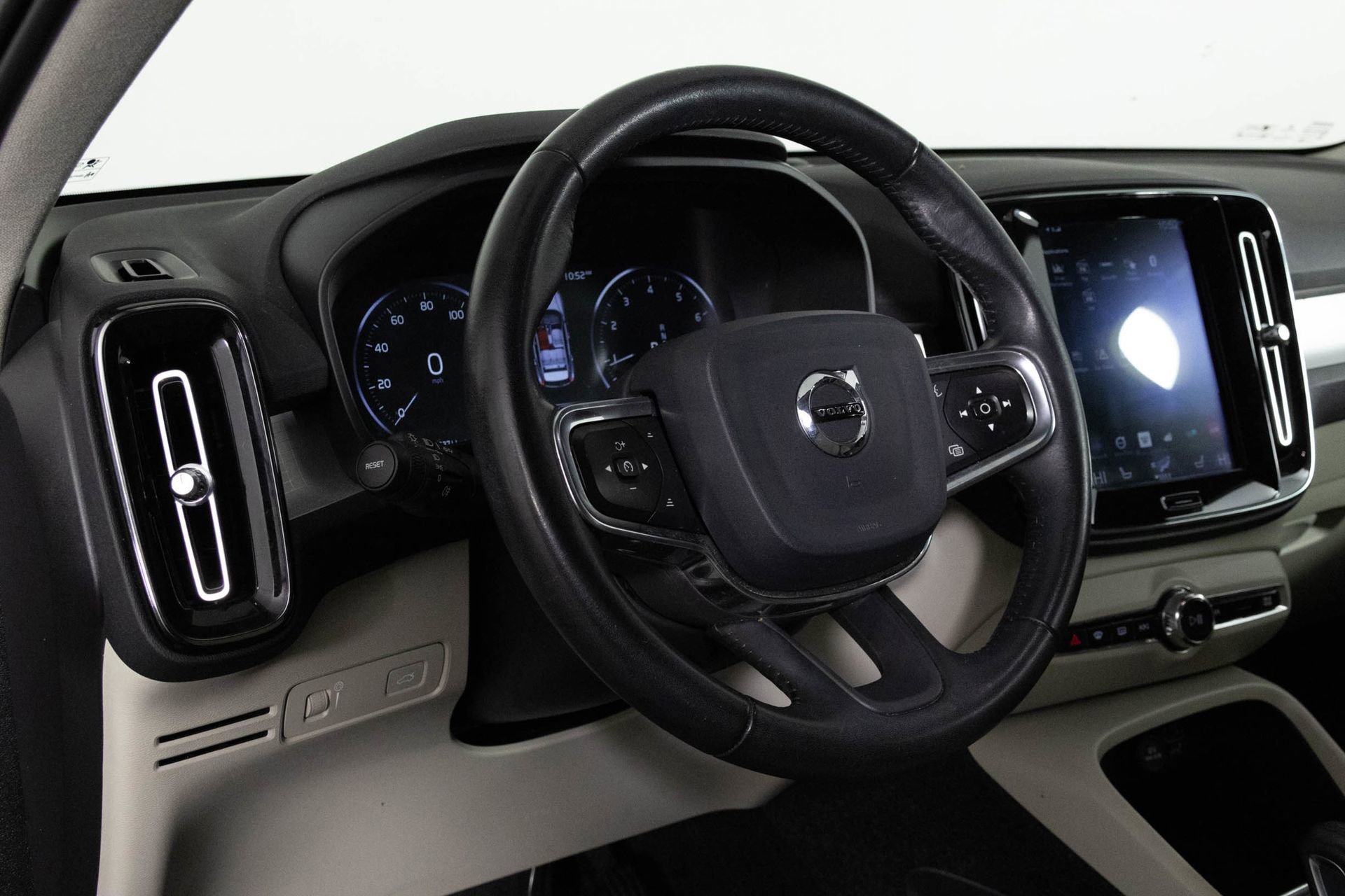 2021 VOLVO XC40 - Image 30