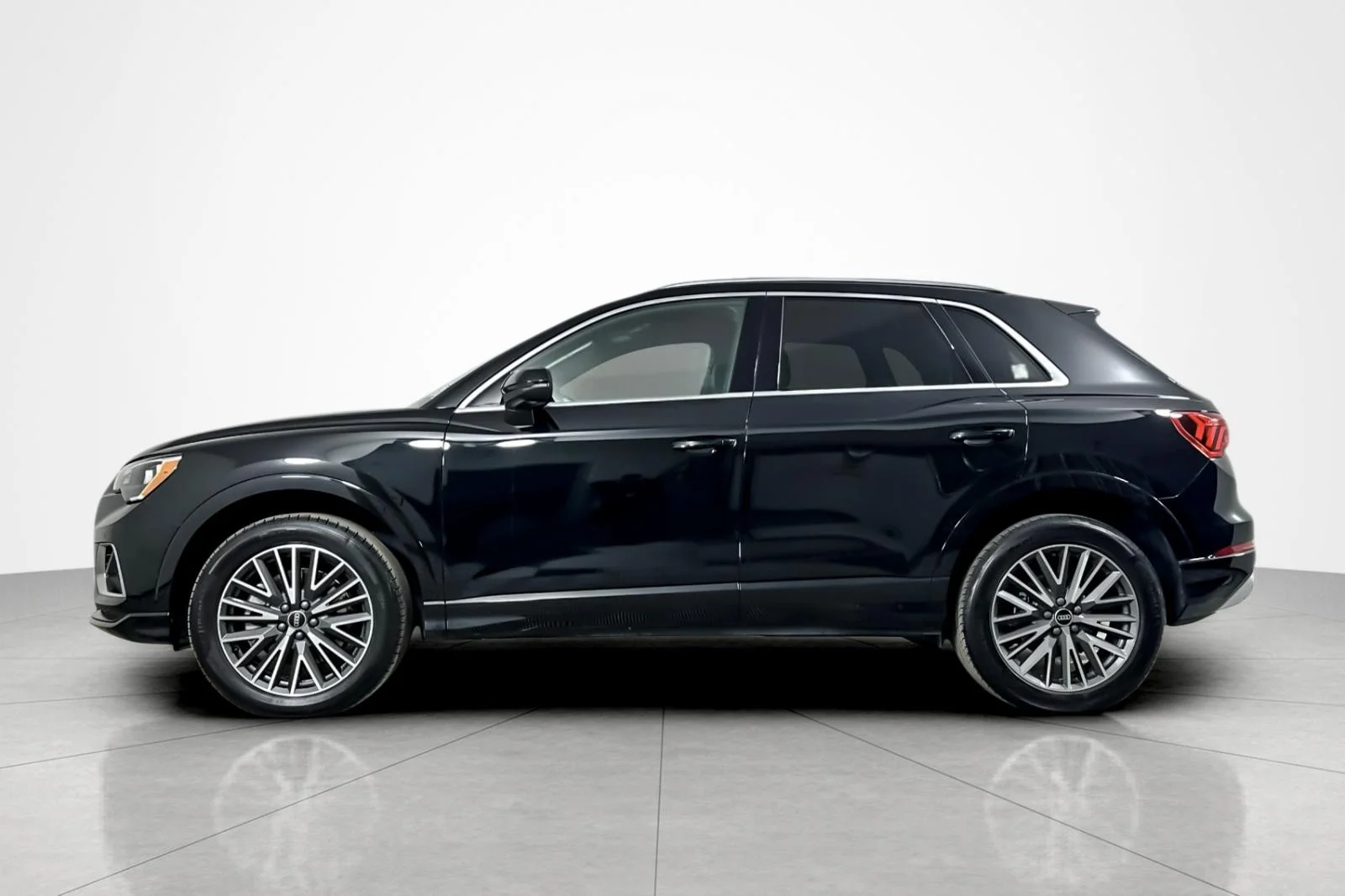 Used 2022 Mythos Black Metallic Audi Premium 40 TFSI quattro image 2